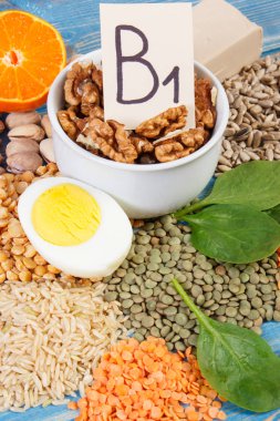 Ürün ve malzemeler içeren vitamin B1 ve diyet lifi, sağlıklı beslenme