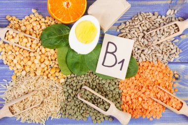 Ürün ve malzemeler içeren vitamin B1 ve diyet lifi, sağlıklı beslenme