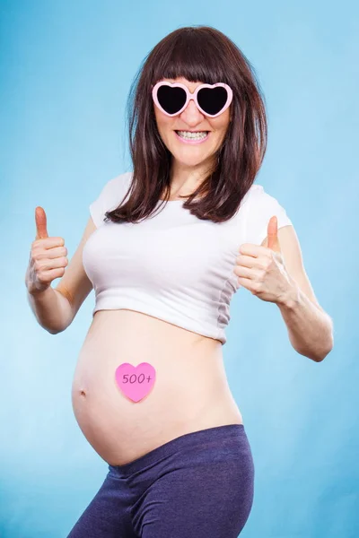 Zwangere vrouw met inscriptie 500 + weergegeven: duimen omhoog, sociaal programma en beleid in Polen — Stockfoto