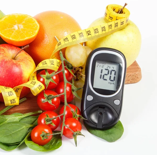 Glukometer, Obst mit Gemüse und Zentimetern, Diabetes und gesunder Lebensstil — Stockfoto