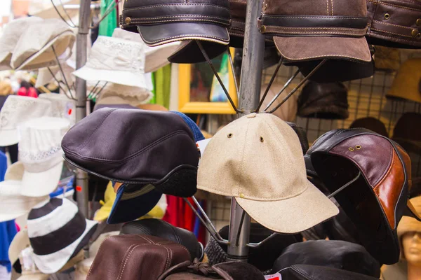 Sammlung bunter Hüte und Mützen am Stand auf dem Basar — Stockfoto
