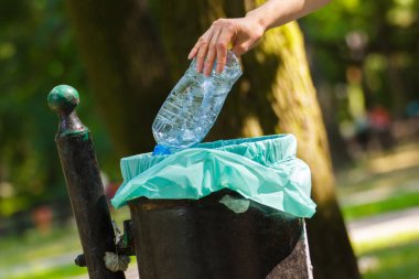 Depo gözü, geri dönüşüm içine plastik şişe atma kadının el ve çevre çöp