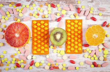 Doğal meyve ve hap, sağlıklı beslenme ve takviyeleri arasında seçim