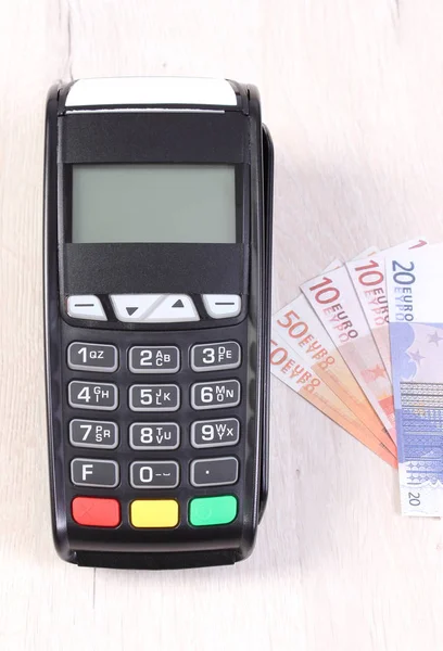 Płatności końcowych, czytnik kart kredytowych z waluty euro, bezgotówkowych płatności za zakupy lub produktów — Zdjęcie stockowe