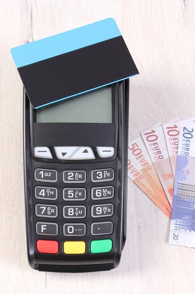 Betalterminalen som med kontaktlösa kreditkort och valutor euro, kontantlösa betalar för shopping eller produkter — Stockfoto