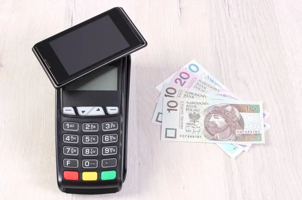 Terminal de pagamento com telefone celular com tecnologia NFC e moeda polonesa, sem dinheiro pagando por compras ou produtos — Fotografia de Stock