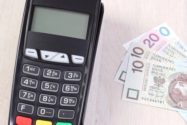 ポーランド通貨、ショッピングや製品の支払いキャッシュレスで支払い端末、クレジット カード リーダー — ストック写真