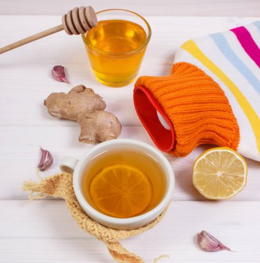 Sıcak su şişesi, çay ve hazırlık ısınma içecek için malzemeler