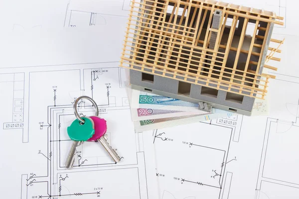 Casa en construcción, llaves y moneda de pulido en dibujos eléctricos, concepto de casa de construcción — Foto de Stock