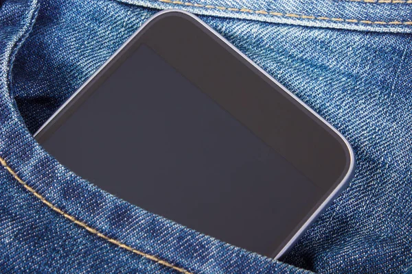Teléfono móvil con pantalla en blanco en jeans de bolsillo, smartphone — Foto de Stock