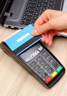 El kadının Nfc teknolojisi, ekonomi kavramı ile temassız kredi kartı ile ödeme