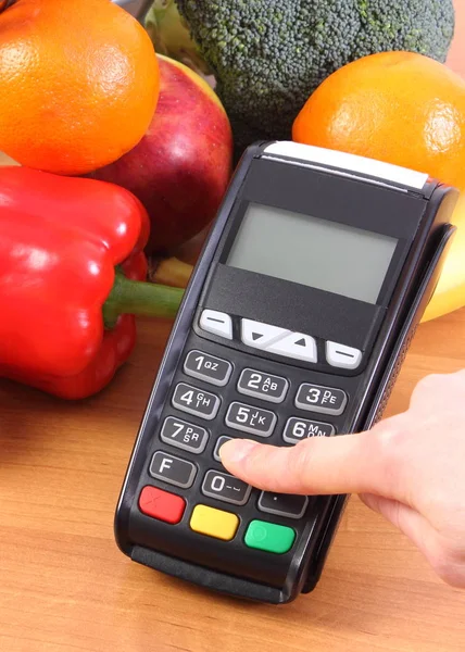 Usando o terminal de pagamento, frutas e legumes, pagando sem dinheiro para fazer compras, digite o número de identificação pessoal — Fotografia de Stock