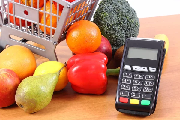 Terminal de pagamento com frutas e legumes, pagamento sem dinheiro para compras, conceito de financiamento — Fotografia de Stock