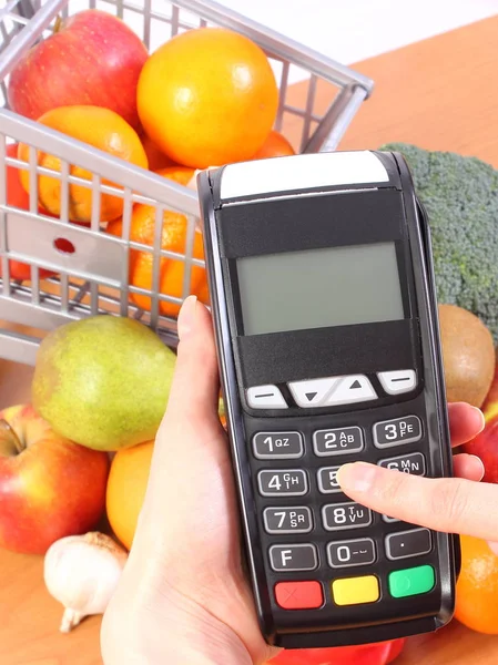 Χρήση τερματικού πληρωμών, φρούτα και λαχανικά, χωρίς μετρητά πληρωμή για ψώνια, εισάγετε προσωπικός αριθμός αναγνώρισης — Φωτογραφία Αρχείου