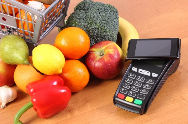 Платіжний термінал і мобільний телефон з Nfc технології, фрукти та овочі, безготівкової оплати за покупками — стокове фото