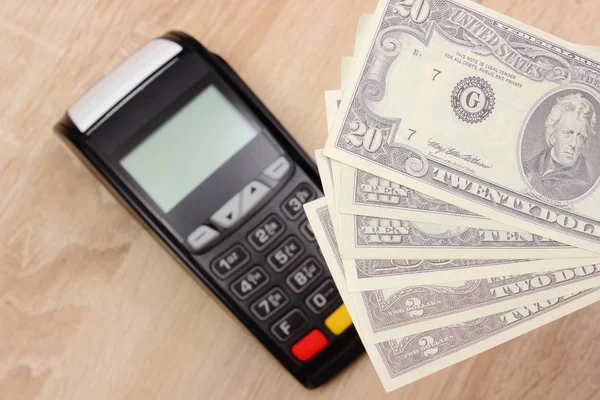Monedas dólar y terminal de pago, máquina de tarjetas de crédito en el escritorio, concepto de finanzas — Foto de Stock