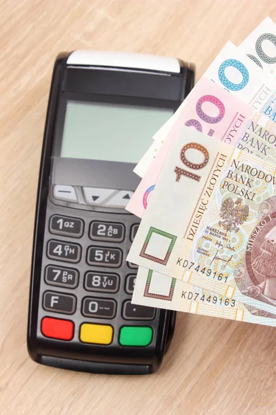 ポーランドの通貨お金と決済端末、机の上のクレジット カードのマシンの金融の概念 — ストック写真