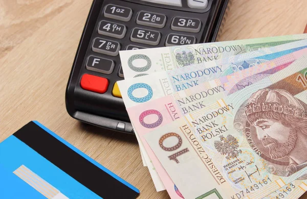Moneda polaca dinero y tarjeta de crédito con terminal de pago en segundo plano, concepto financiero — Foto de Stock