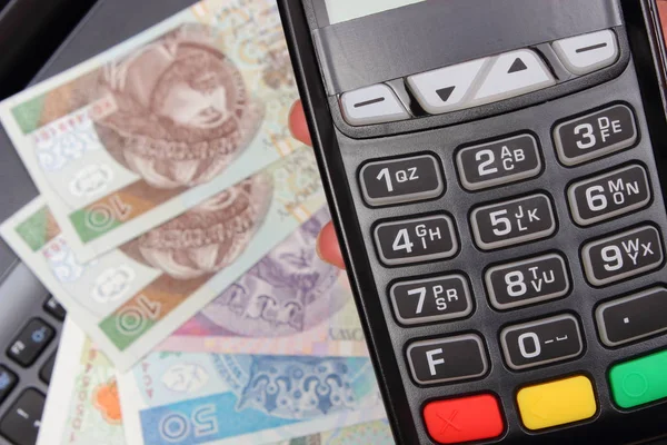 Mano de la mujer usando terminal de pago, dinero de moneda polaco en el ordenador portátil — Foto de Stock
