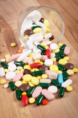 Yığın renkli tıbbi hap ve kapsül, sağlık kavramı