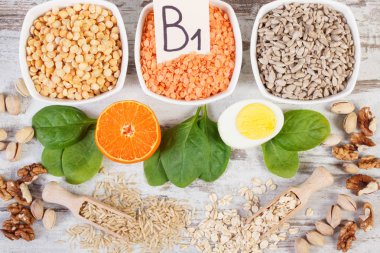 Ürün ve malzemeler içeren vitamin B1 ve diyet lifi, sağlıklı beslenme