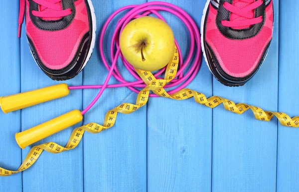 Paire de chaussures de sport, pomme fraîche et accessoires de fitness sur les planches bleues, espace de copie pour le texte — Photo