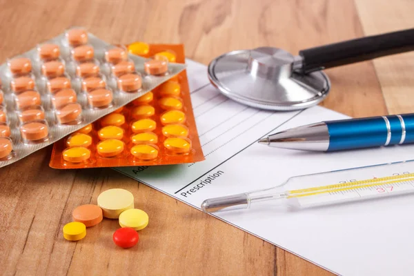 Pilules médicales, comprimés ou suppléments avec prescription, thermomètre et stéthoscope, concept de soins de santé — Photo