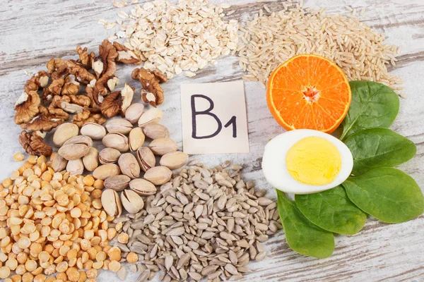Ürün ve malzemeler içeren vitamin B1 ve diyet lifi, sağlıklı beslenme