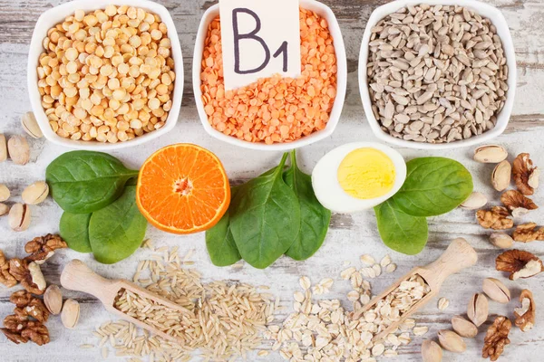 Produtos e ingredientes contendo vitamina B1 e fibra alimentar, nutrição saudável — Fotografia de Stock