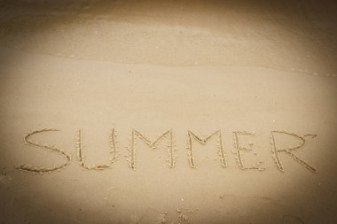 Deniz kenarında plajda kum çizilmiş yaz