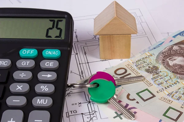 Casa de bloques de madera y dinero pulido con calculadora en dibujo de construcción, concepto de casa de construcción — Foto de Stock