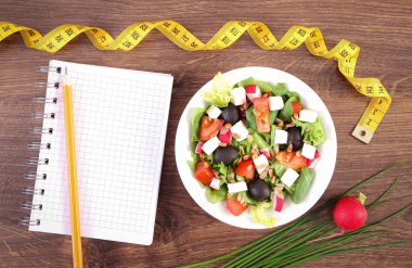 Taze Yunan salatası sebze, santimetre ve notlar, sağlıklı beslenme ve zayıflama kavramı yazmak için not defteri