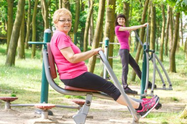 Kıdemli ve açık spor salonu, sağlıklı bir yaşam tarzı olarak alt ve üst vücut egzersiz genç kadın
