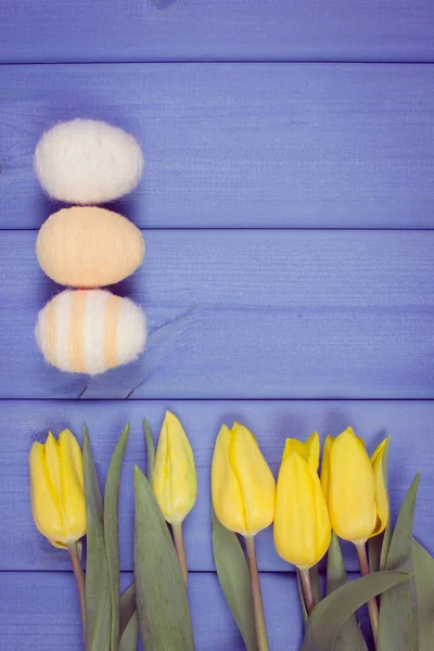 Foto d'epoca, Bouquet di tulipani freschi e uova di Pasqua avvolto corda di lana, decorazione di Pasqua, spazio copia per il testo — Foto Stock