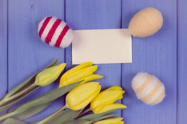 Archiwalne zdjęcie, świeże tulipany i pisanki owinięte wełniane ciąg, miejsce dla tekstu na arkuszu papieru — Zdjęcie stockowe