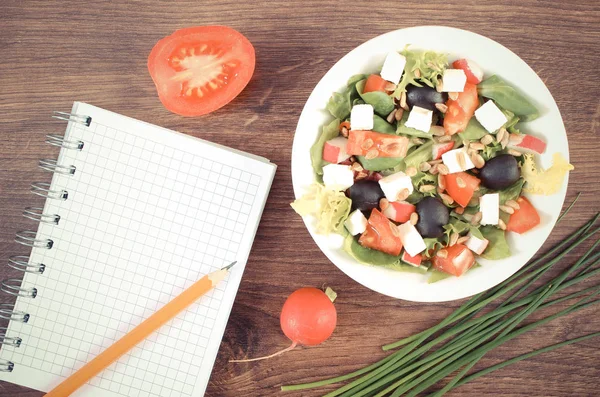 Vintage foto, färska grekiska sallad med grönsaker och anteckningar för att skriva anteckningar, hälsosam kost — Stockfoto