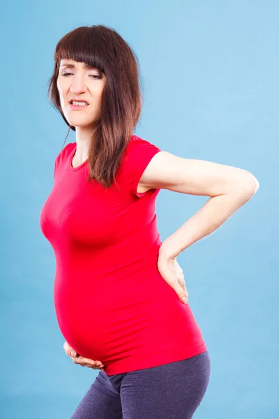 Вагітна жінка з болем у животі або спині, охороною здоров'я та болем при вагітності, ризиком викидня — стокове фото