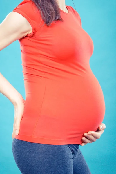 Zwangere vrouw met buik of rug pijn, gezondheidszorg en pijn tijdens de zwangerschap, risico op miskraam — Stockfoto