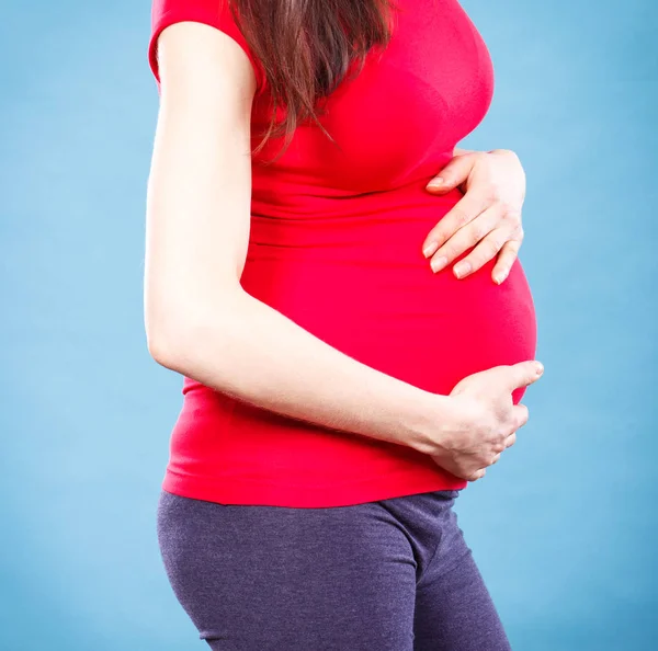 Mujer embarazada con dolor de estómago tocando su vientre, dolores en el embarazo y riesgo de aborto espontáneo — Foto de Stock