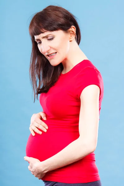 Θλιβερή έγκυος γυναίκα με πόνο στο στομάχι αγγίζει την κοιλιά, πόνους στην εγκυμοσύνη και κίνδυνος αποβολής — Φωτογραφία Αρχείου