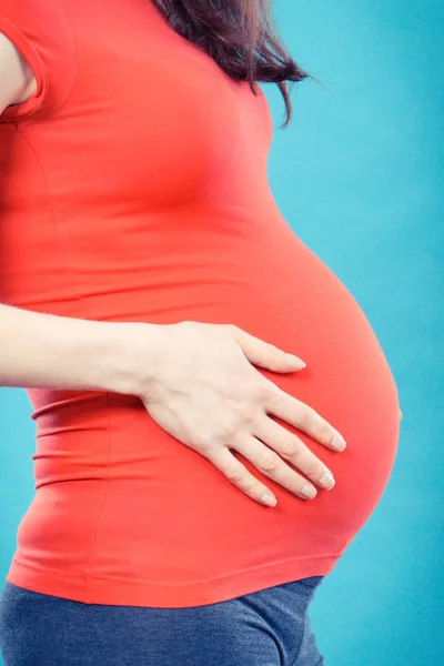 Gravid kvinna med magont att vidröra hennes mage, värk i graviditet och risk för missfall — Stockfoto