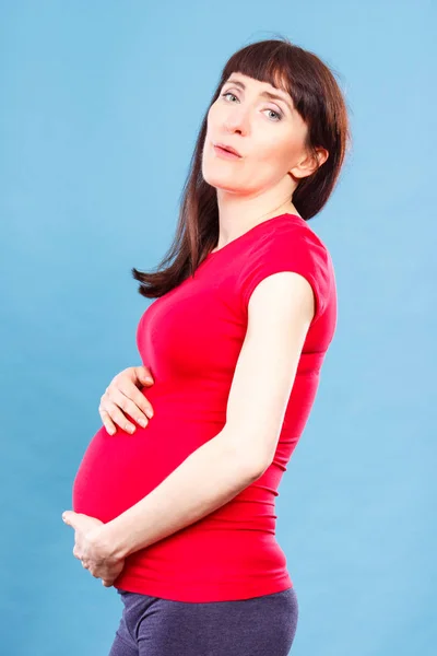 Θλιβερή έγκυος γυναίκα με πόνο στο στομάχι αγγίζει την κοιλιά, πόνους στην εγκυμοσύνη και κίνδυνος αποβολής — Φωτογραφία Αρχείου