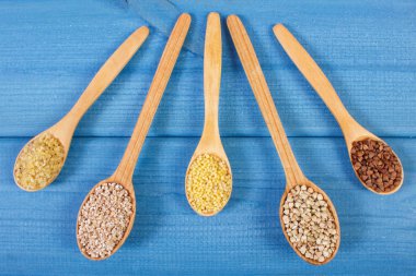 Tahta kaşıklar, sağlıklı yiyecek ve beslenme çeşitli kabuğu çıkarılmış tane