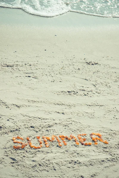 Vintage foto, ordet sommar på sand på stranden, sommartid — Stockfoto