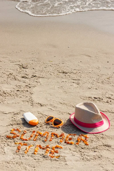 Επιγραφή θερινής ώρας, γυαλιά ηλίου, Κυρ λοσιόν και ψάθινο καπέλο στην άμμο στην παραλία, θερινή ώρα — Φωτογραφία Αρχείου