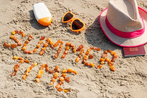 Inscripción hora de verano, accesorios para tomar el sol y pasaporte en la arena en la playa, hora de verano —  Fotos de Stock