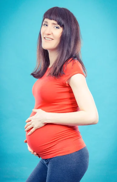 幸福的怀孕女人，摸她的肚子，扩大家庭和期待新生儿的概念 — 图库照片