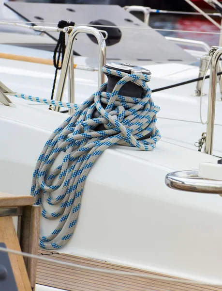 Jachting, stočený provaz na plachetnici, podrobnosti o jachtu — Stock fotografie