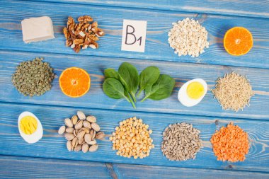 Ürün ve malzemeler içeren vitamin B1 ve diyet lifi, sağlıklı beslenme