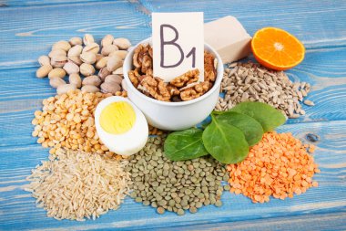 Ürün ve malzemeler içeren vitamin B1 ve diyet lifi, sağlıklı beslenme
